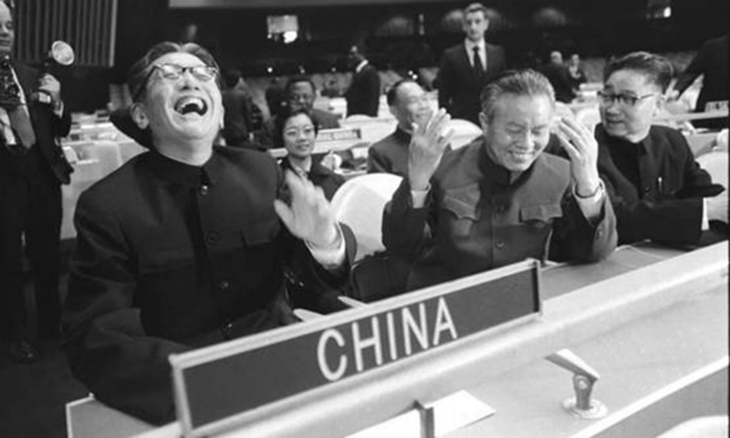 中華人民共和國首次參與聯合國大會，代表團團長喬冠華仰天大笑。 圖／新華社