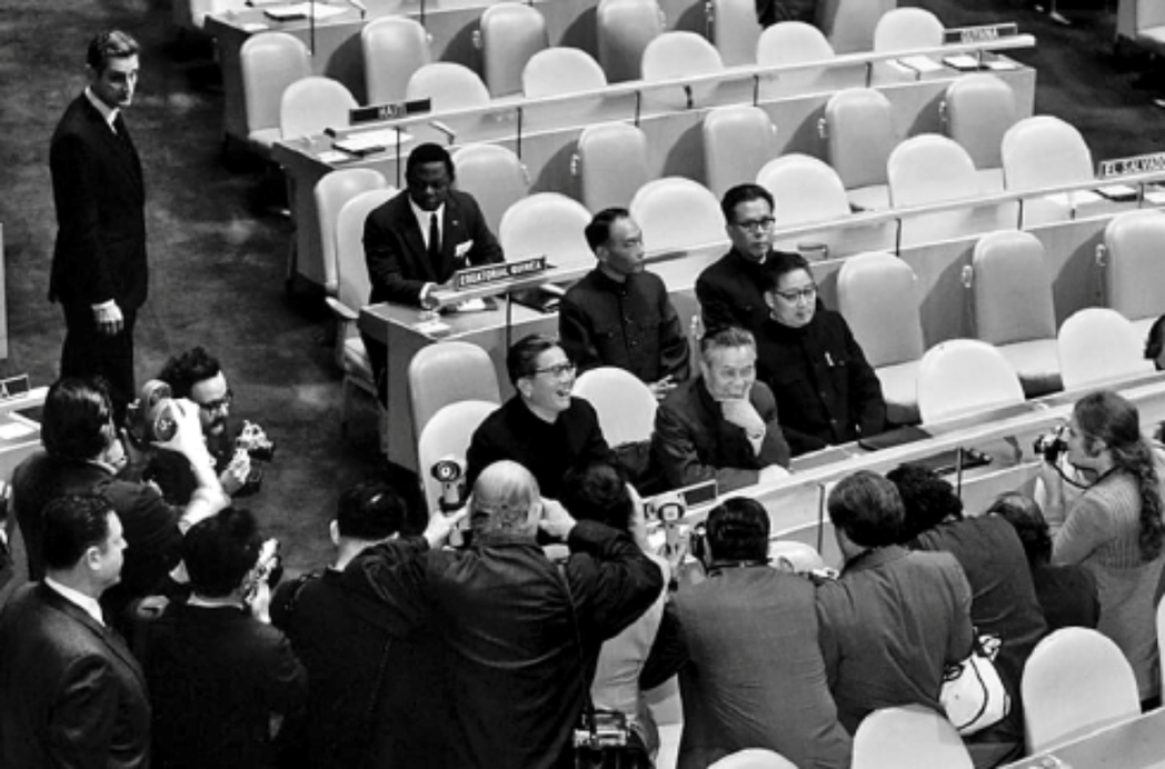 1971年11月15日，中華人民共和國代表團出席第26屆聯合國大會。當年10月2...