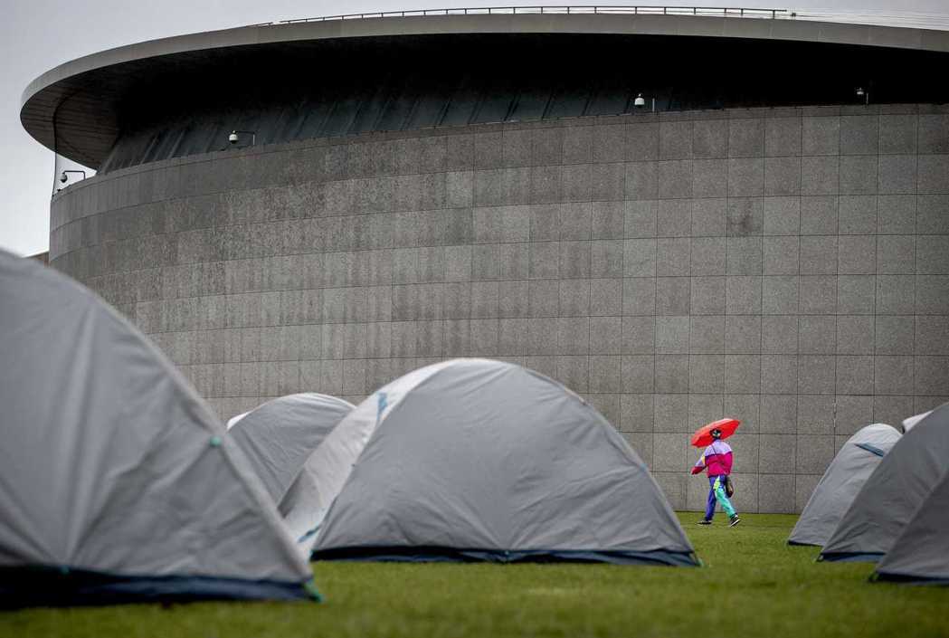 圖為2020年荷蘭民眾在阿姆斯特丹博物館廣場搭帳篷，抗議荷蘭的民營政策和歐洲庇護...