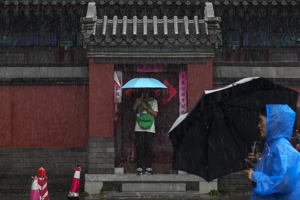 北京暴雨。 圖／路透社
