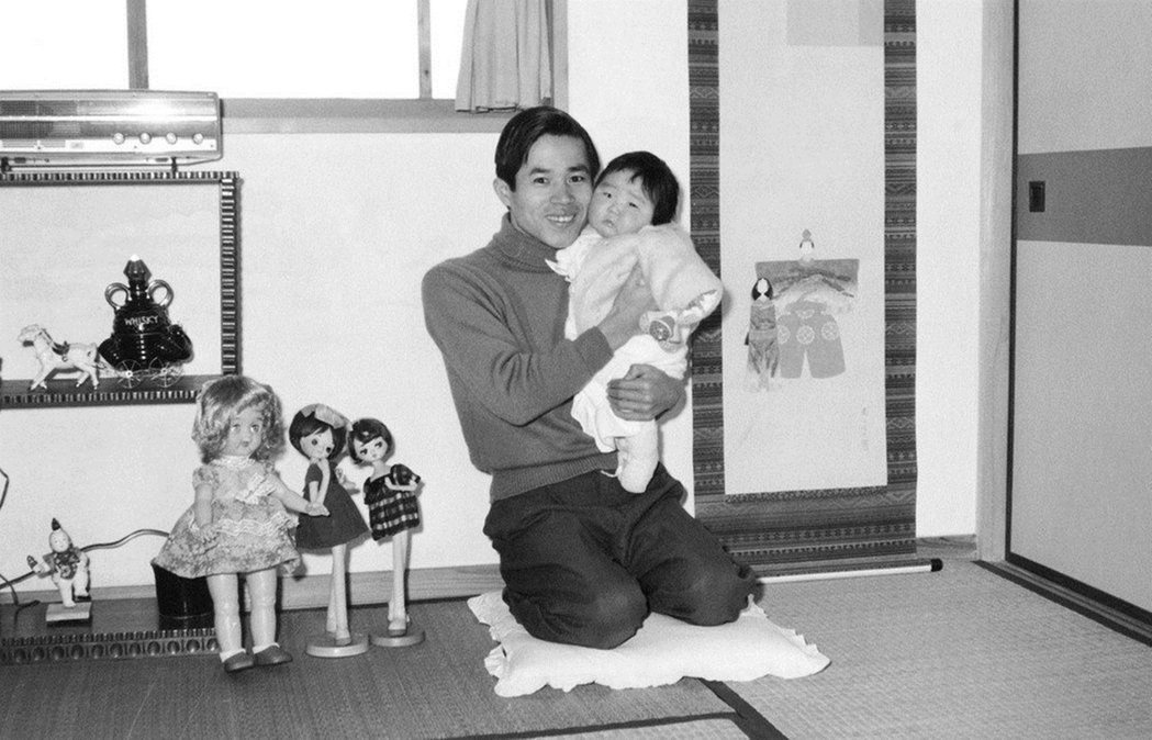 橫田滋抱著嬰兒時期的女兒橫田惠。 圖／維基共享