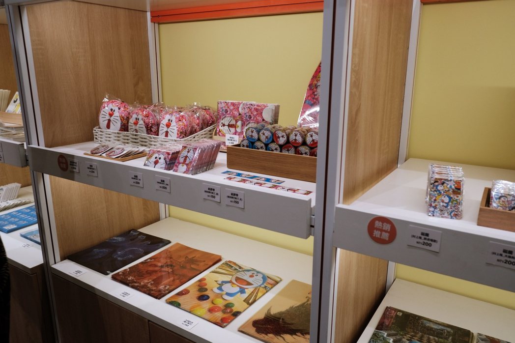 《THE哆啦A夢展台北2023》商店販售限定各式商品。photo by elif...