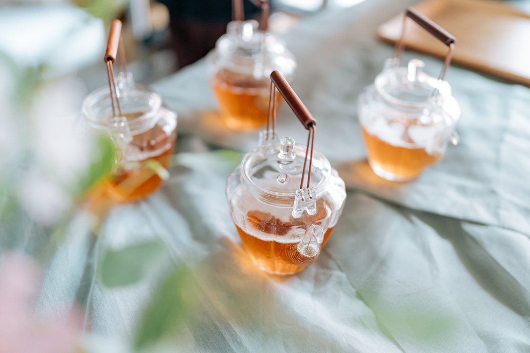 桃竹苗客家茶庄的代表茶－東方美人茶，擁有漂亮的琥珀色澤，是原生於臺灣的製茶工藝。...