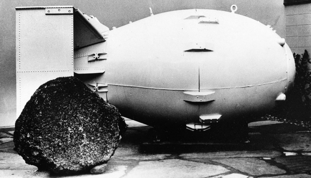 1965年10月15日，洛斯阿拉莫斯國家實驗室博物館展示「胖子」原子彈模型，美軍...