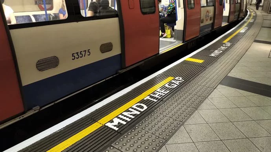 倫敦地鐵的「小心間隙」提醒文字。 圖／London Transport Muse...