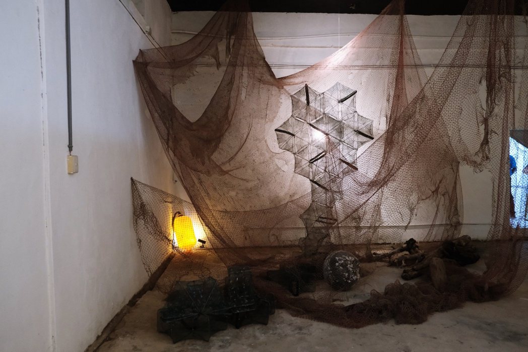 【島內視角】計畫第五展區，由策展人李若梅與女兒共同創作，以馬祖人的漁網詮釋自己以...