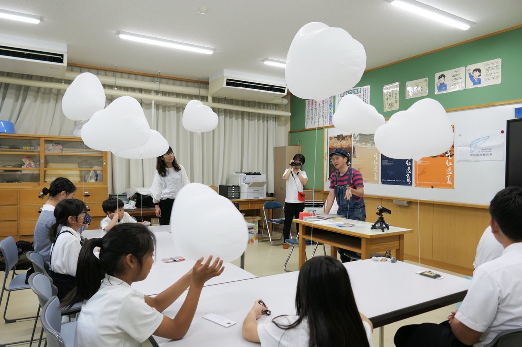 日本藝術家高橋匡太與參加工作坊的學生們。圖｜中華文化總會提供