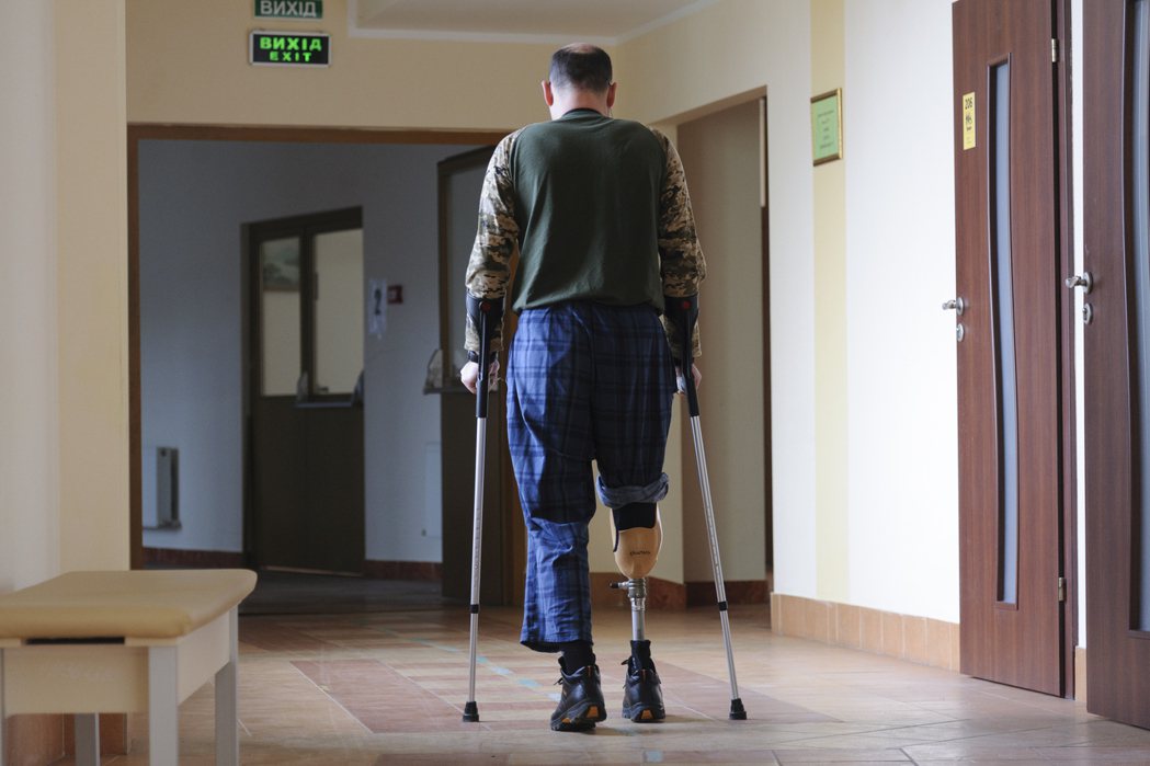 配戴義肢的烏克蘭士兵進行復健。 圖／歐新社
