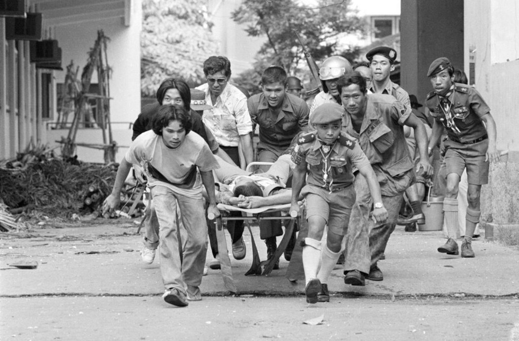 1976年10月6日泰國法政大學發生血腥屠殺事件，安全部隊襲擊校園對左翼學生進行...