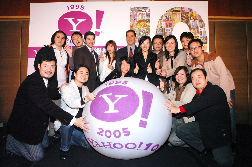 鄒開蓮(立者右五)在台灣雅虎25年，最自豪是建立團隊文化。圖／鄒開蓮提供