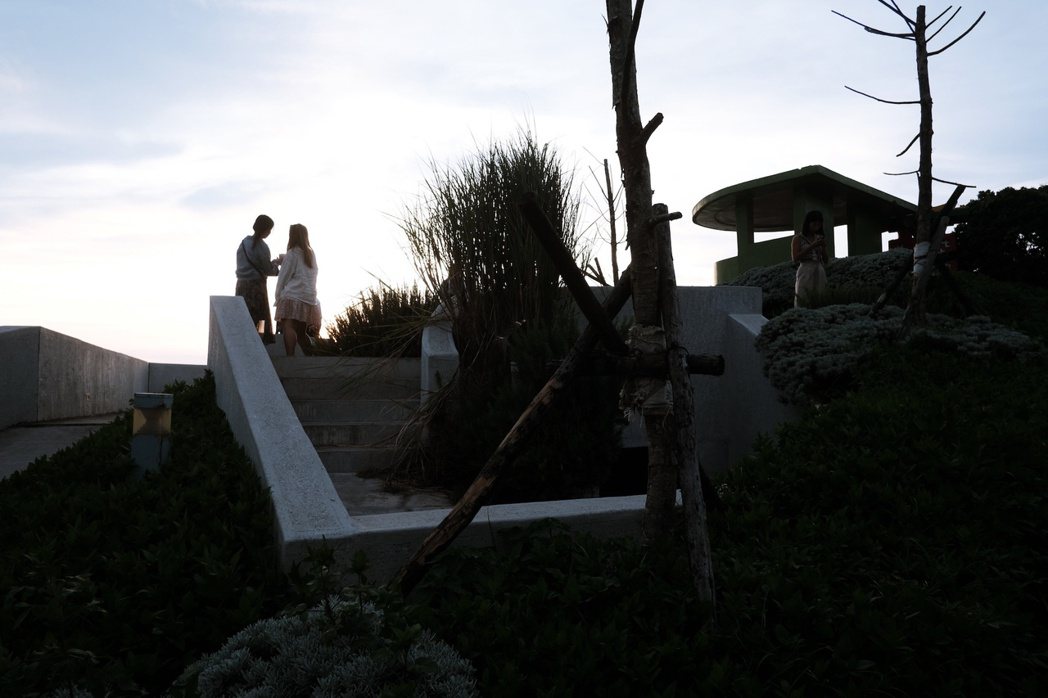 鐵騎堡現在已經是居民在島上看夕陽的制高點休憩區。photo by elif ch...
