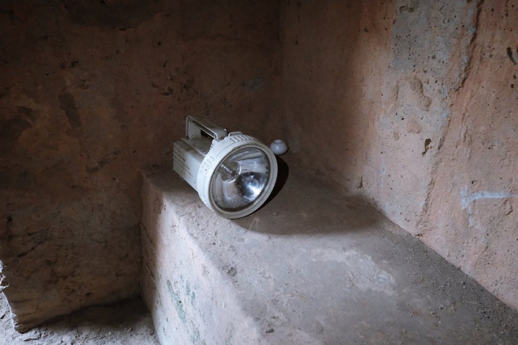 這是過去馬祖家家戶戶都有的探照燈，這次也特別向島民商借，透過探照燈的聚光效果，作...