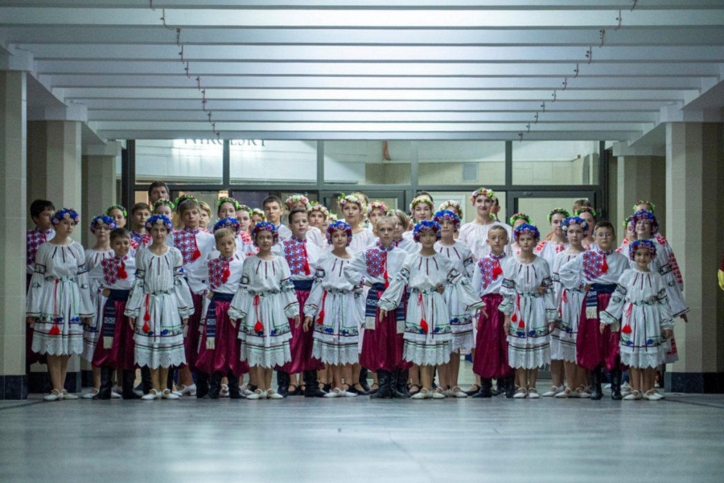 在地鐵教室參加開學典禮的哈爾科夫孩童，身著烏克蘭傳統服飾。 圖／美聯社　