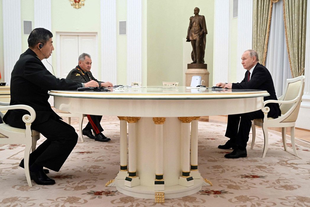 2023年4月，由左至右：李尚福、俄國國防部長紹伊古、俄國總統普丁。 圖／法新社