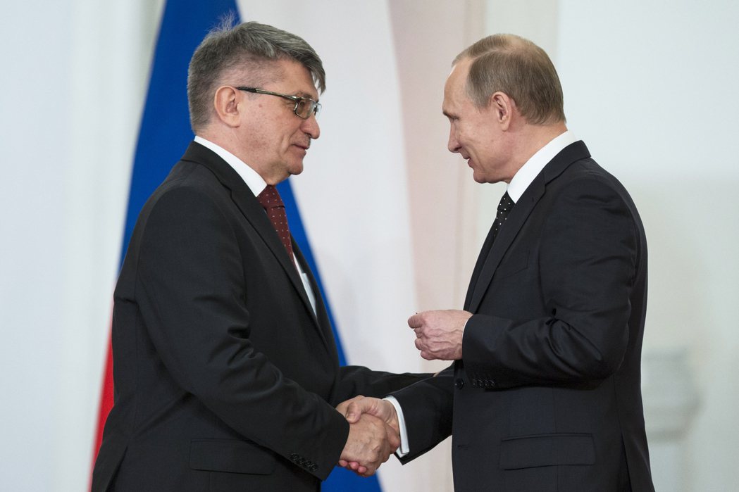 俄羅斯知名導演蘇古諾夫，2015年與俄羅斯總統普丁會面。 圖／美聯社