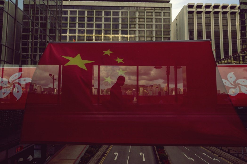 2023 年 6 月，中國國旗和香港旗懸掛在香港，慶祝香港主權移交 26 週年。...
