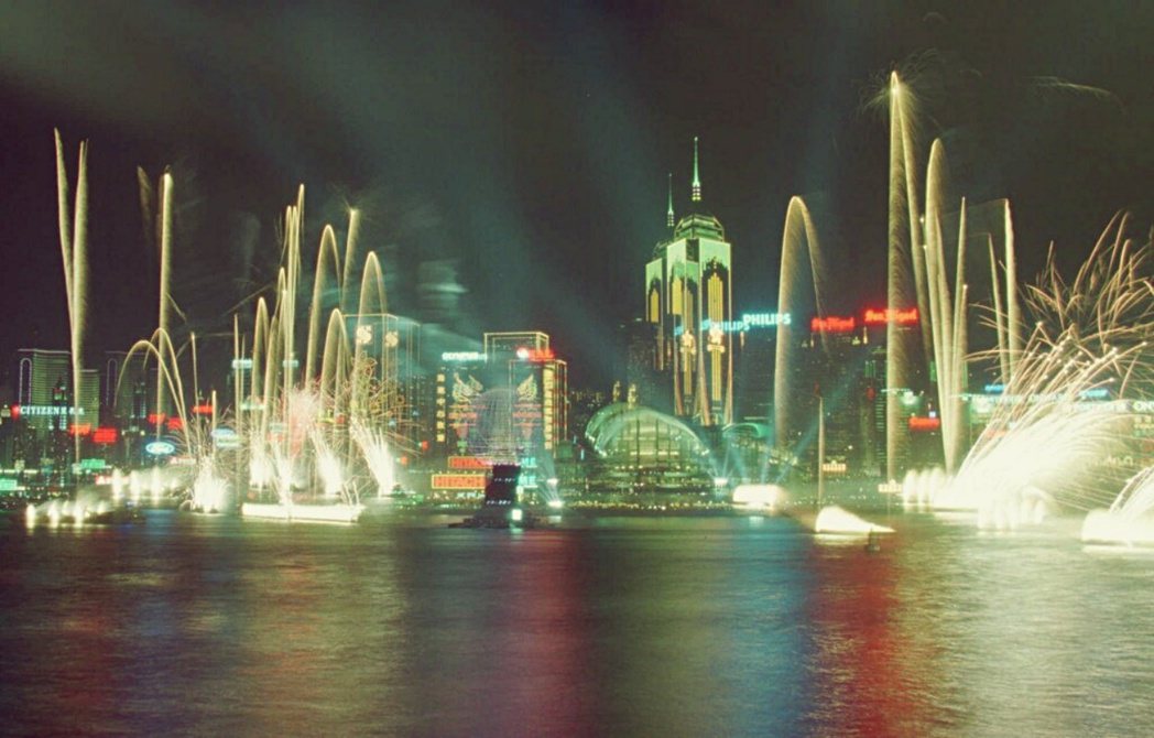 1997 年 7 月 1 日，香港主權移交給中國，煙火當時照亮了香港維多利亞港。...