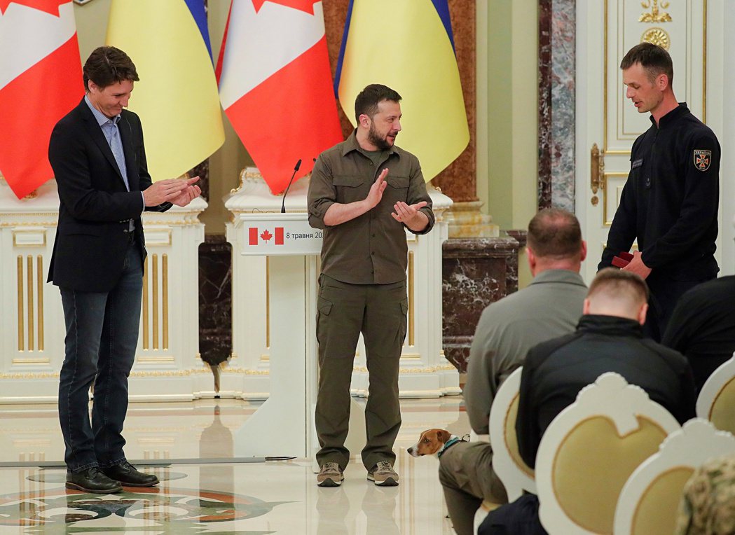 子彈和主人伊利耶夫被烏克蘭總統授予三級勇氣勳章，加拿大總理杜魯道也見證了獲獎時刻...
