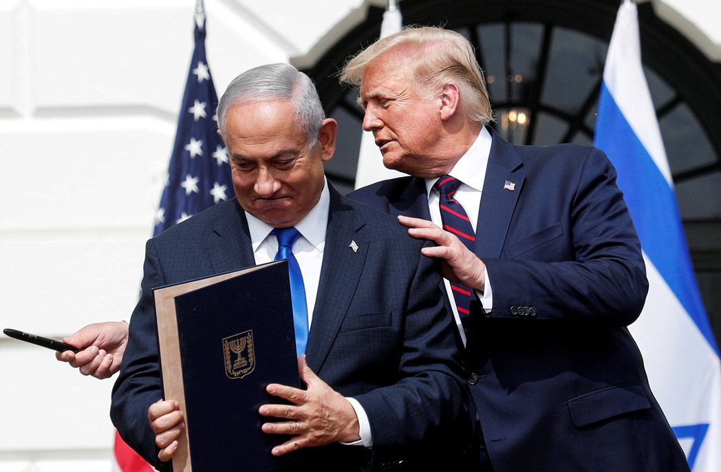 美國總統川普（右）2020年與以色列總理納坦雅胡會面。 圖／路透社