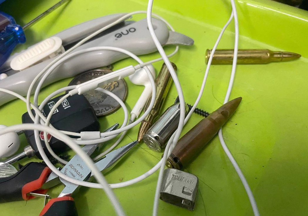 泰國警方在嫌犯家中找到子彈與彈殼。 圖／歐新社
