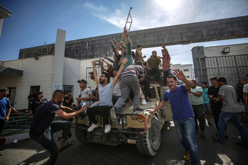 巴勒斯坦人在以色列軍用吉普車上慶祝。 圖／歐新社   