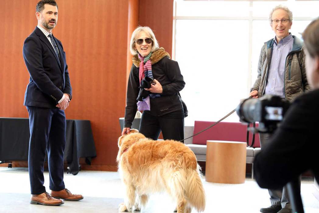 諾貝爾經濟學獎得主戈丁，帶著愛犬Pika出席哈佛大學記者會。 圖／法新社