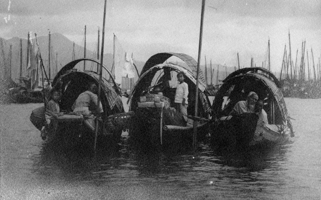 圖為廣州的蜑家漁民。極少數的艇戶定居海上，以海為家，南中國一帶的蜑家漁民為其一。...