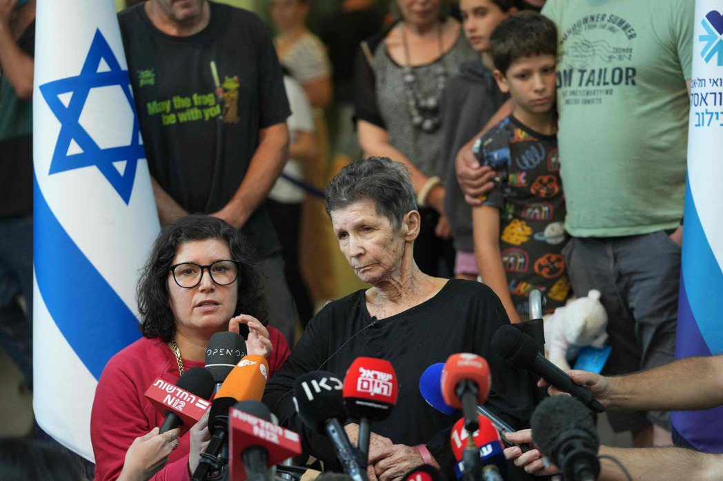 85歲以色列婦女利夫希茨（Yocheved Lifshitz，中）於10月7日被...