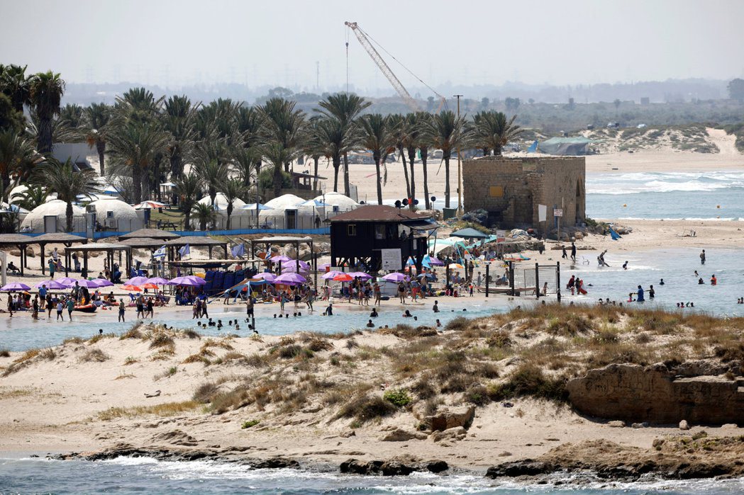 以色列多爾海灘（Dor Beach），後方是天然氣管道施工現場。 圖／路透社　
...