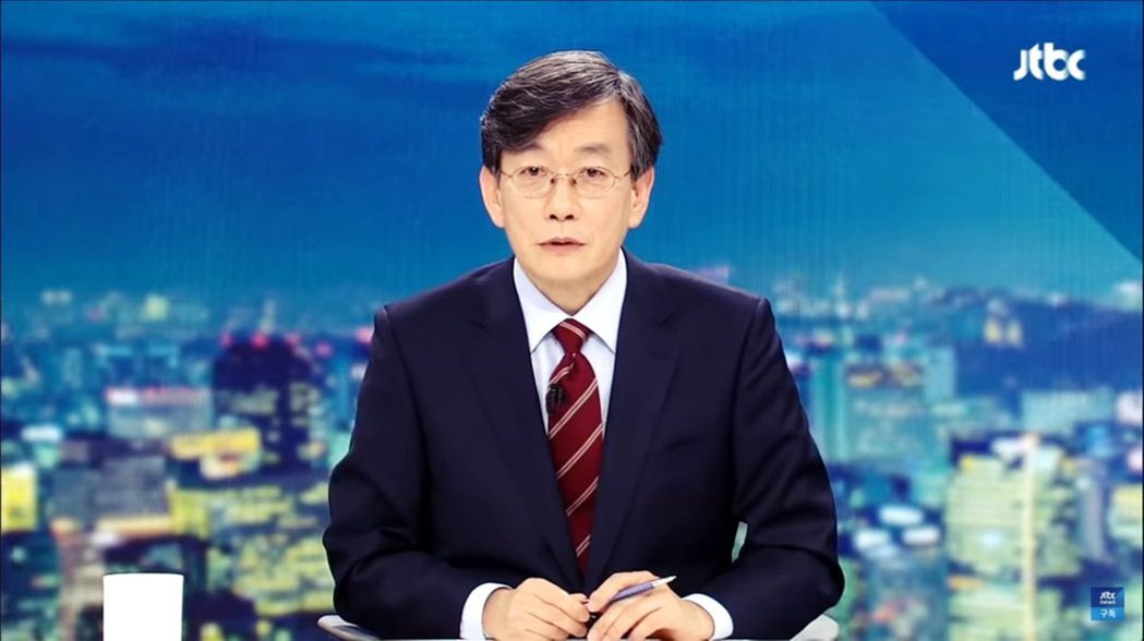 孫石熙主播在JTBC《九點新聞》與《新聞室》的六年期間，已寫下新聞史上的傳奇。圖...