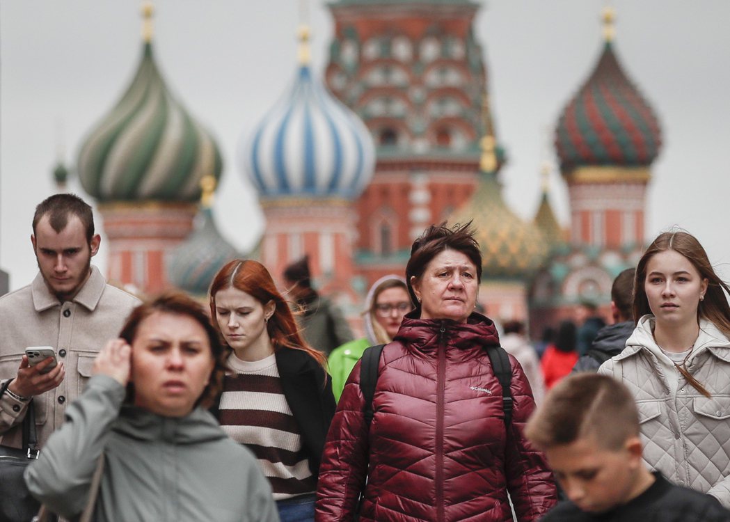 出逃的俄羅斯人，為何又選擇「重返母國」？示意圖，10月2日在莫斯科紅場的俄羅斯本...