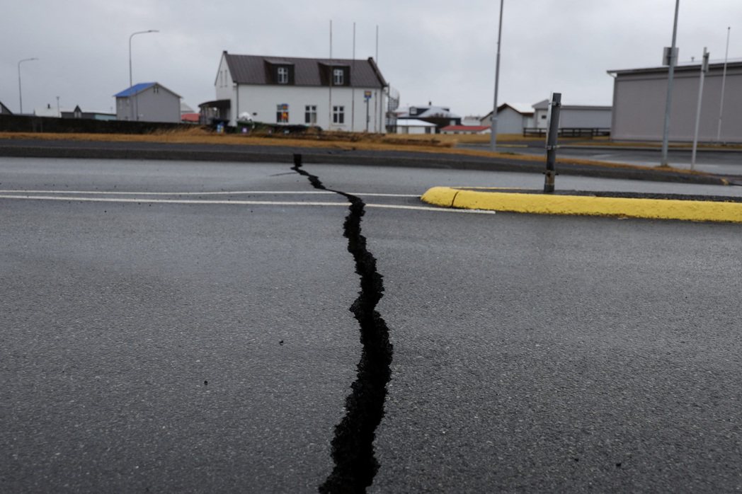 冰島西南部城鎮格林達維克因地震發生頻頻，地面出現數公里長的裂縫，直接破壞了路面與...