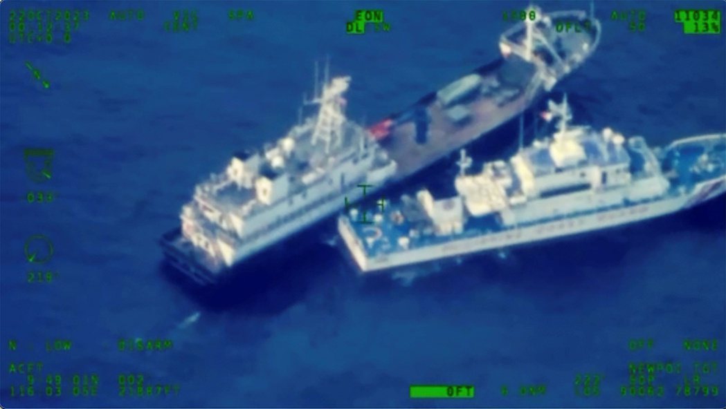 2023年10月，菲律賓武裝部隊發布圖片，顯示一艘中國民兵船（上）和菲律賓海岸警...
