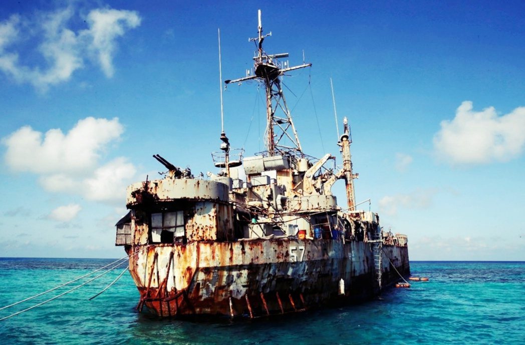 1999年菲律賓以一艘二戰時期的登陸艦馬德雷山號（圖）擱淺在仁愛暗沙作為軍事基地...