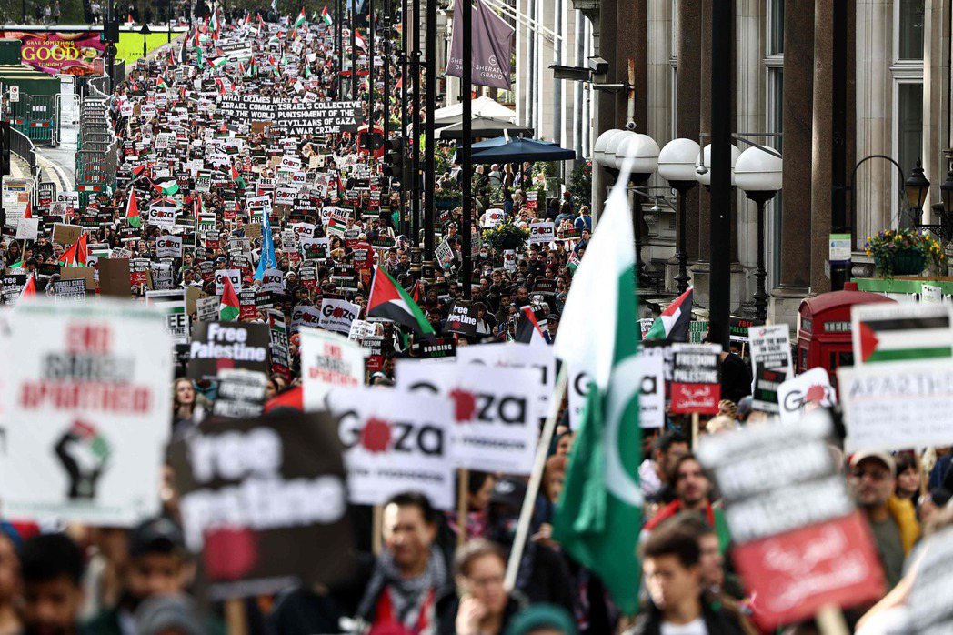 2023年以巴衝突中，英國政府力挺以色列，但許多民眾也聲援巴勒斯坦與加薩人權。圖...