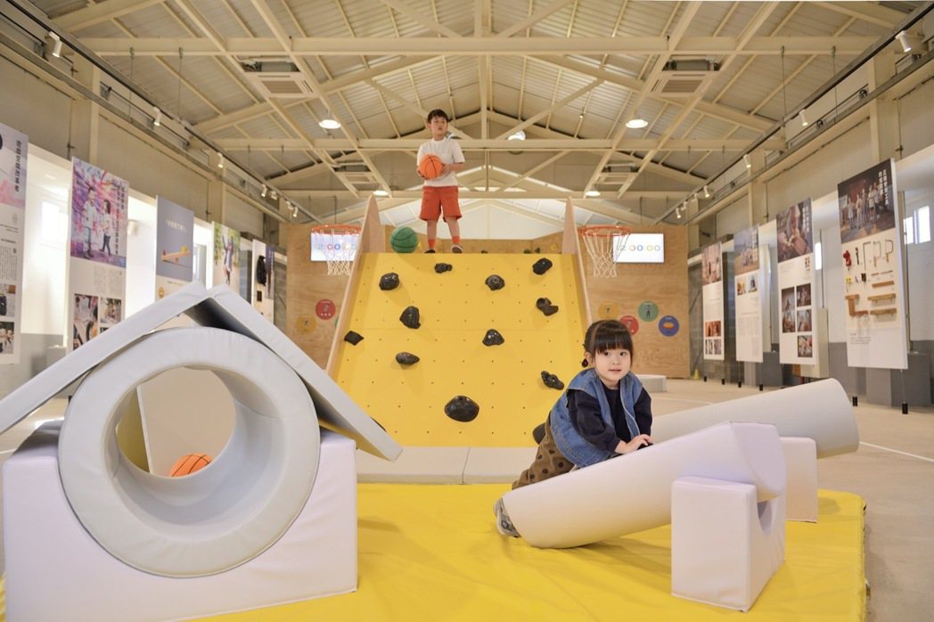 「迷你種｜兒童遊樂指南」由王宗欣策展，他將「對的場域」概念植入兒童專屬展館，並藉...