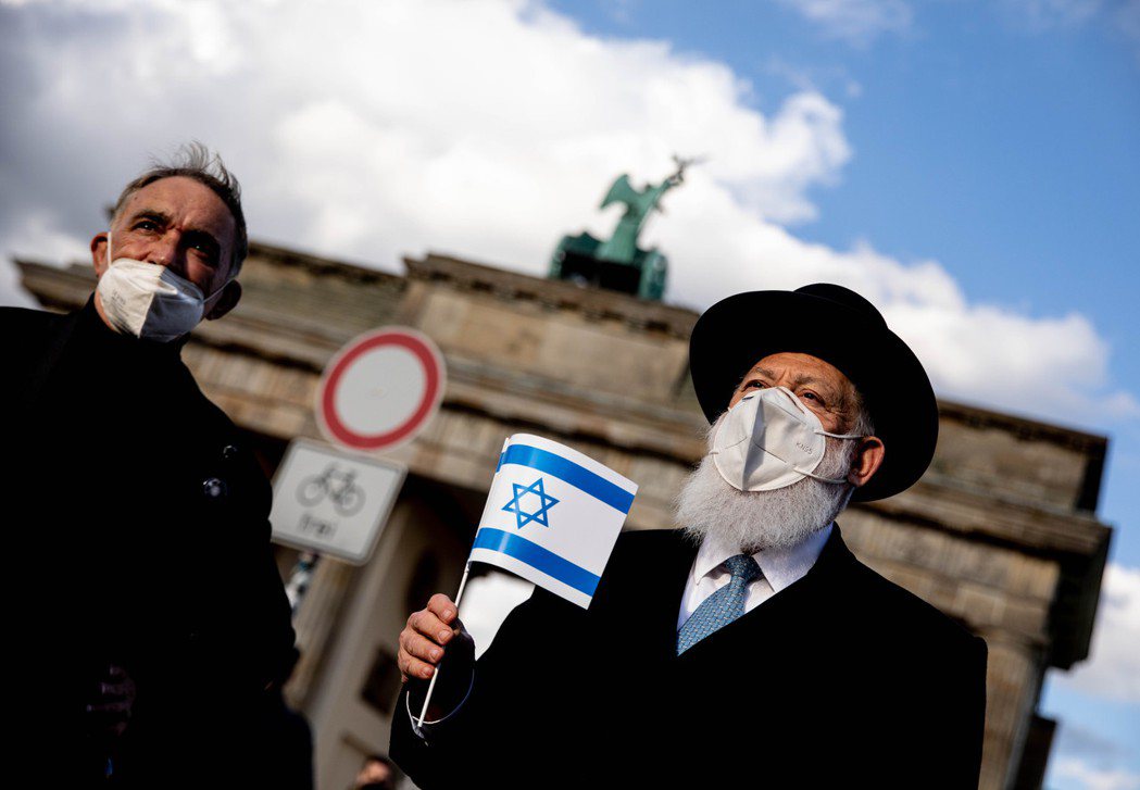 一名拉比（猶太教領袖）在柏林布蘭登堡門前參加「聲援以色列、反對反猶太主義」集會。...