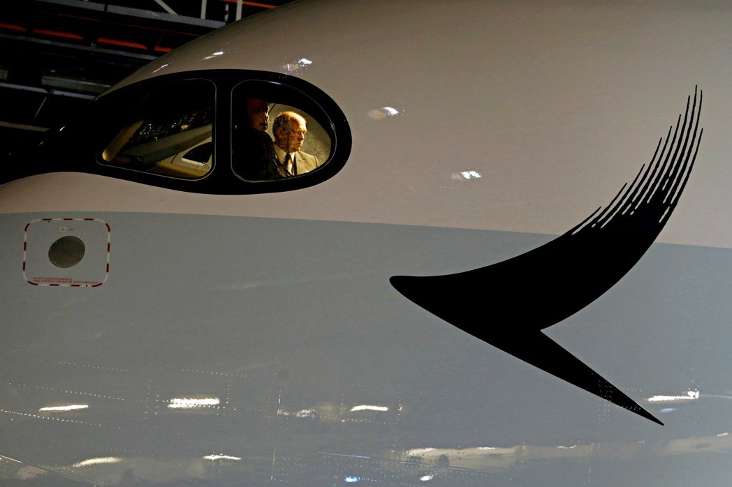 國泰航空的機師從駕駛艙中向外望。 圖／路透社