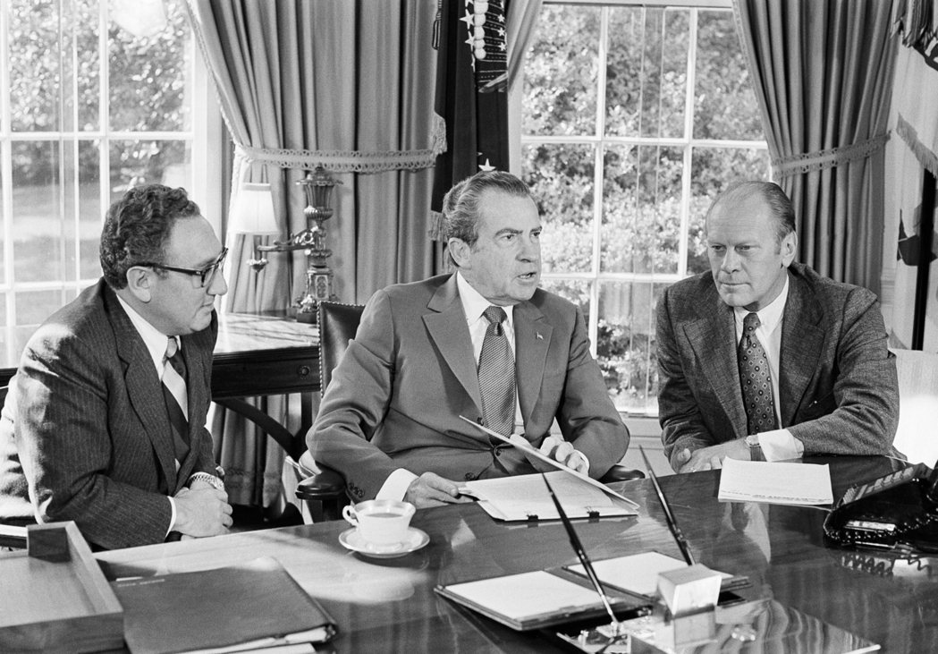美國總統尼克森於1973年10月13日在橢圓辦公室會見季辛吉等人。 圖／路透社