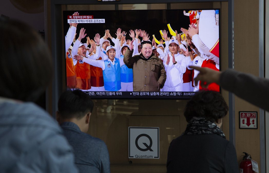 2023年11月22日民眾收看電視上北韓偵察衛星發射成功的新聞畫面。 圖／美聯社