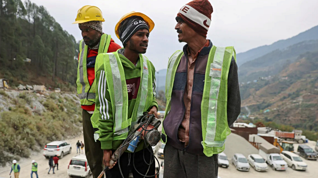 24名印度工人11月28日晚間以「鼠洞挖礦技法」成功營救41名坍塌隧道中的受困工...