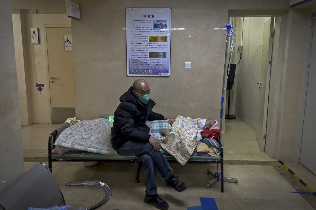 對修改醫保不滿的人群中，以有著高度需求的老年人為最。圖為北京一處醫院中的病患與陪...