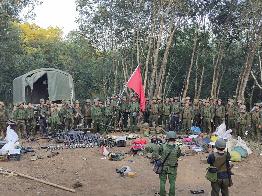 緬甸民族民主同盟軍奪下緬北邊境重鎮清水河鎮，其成員10月28日在鎮上的軍方哨站前...
