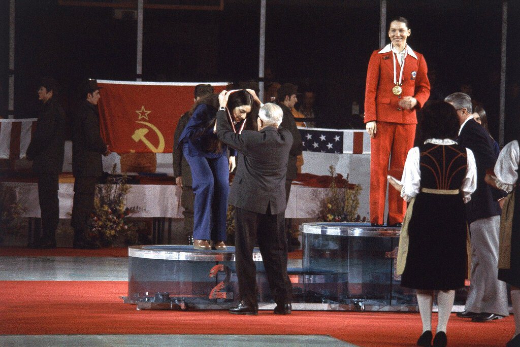 前蘇聯運動員艾薇琳娜（Татья́на Аве́рина，紅衣者）於1976年因...