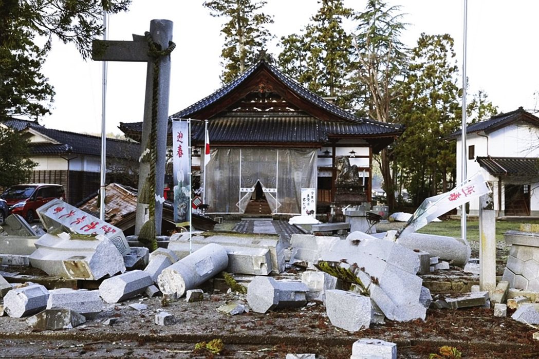 石川縣的神社穴水大宮，鳥居都因地震而倒塌。 圖／美聯社
