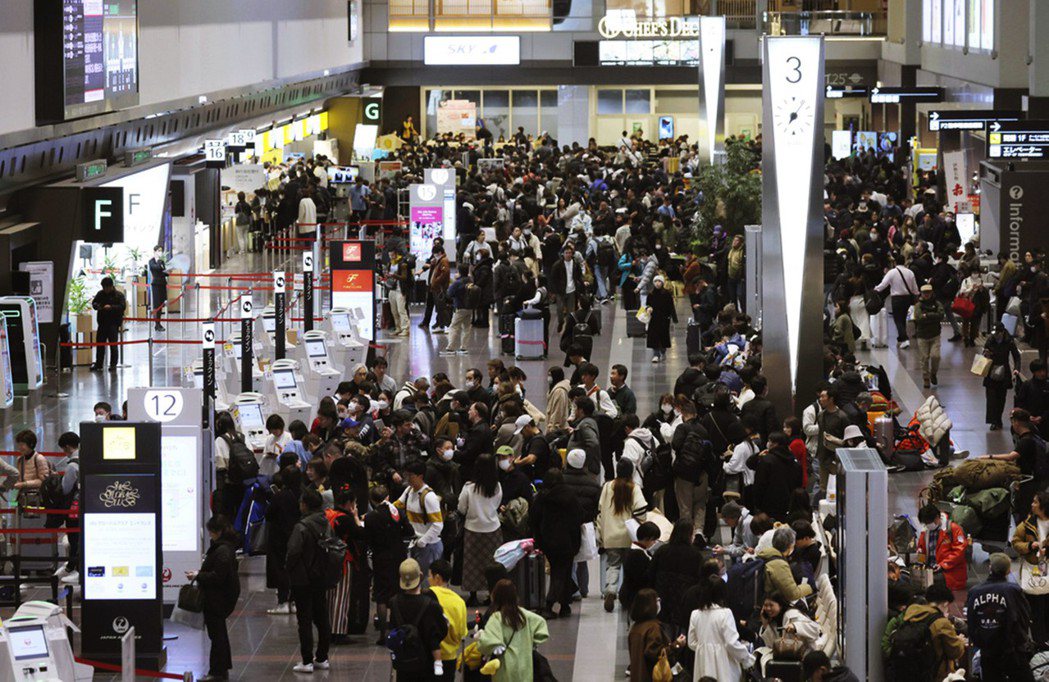 因事發後羽田機場的航班改動，大批乘客在機場等候。日本晚間9點30分已確認，除了事...