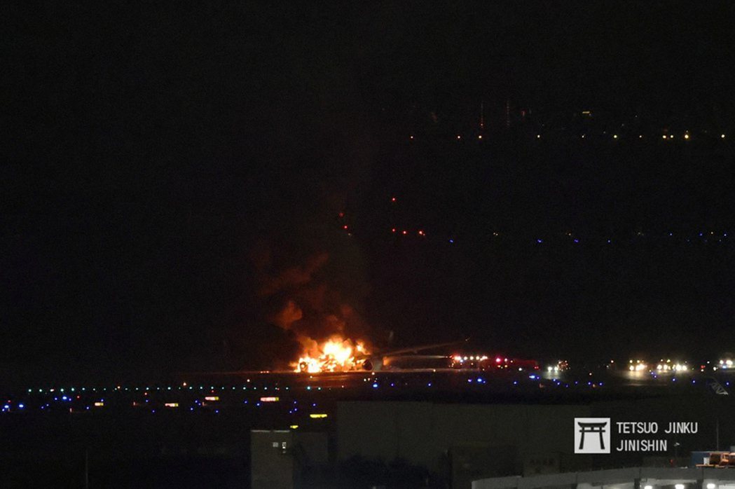 1月2日事發時，正在燃燒的日本航空機體，消防人員正奮力的滅火。 圖／陳威臣攝影