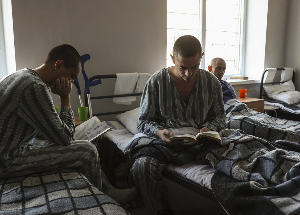烏克蘭拘留中心內的俄羅斯戰俘。 圖／歐新社