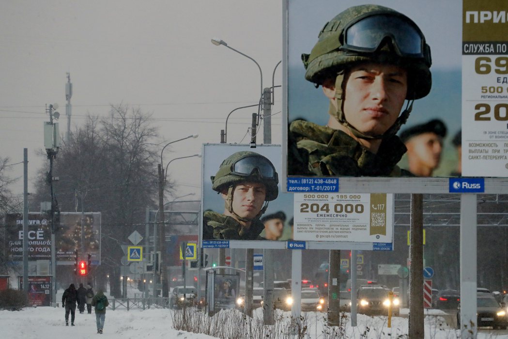 聖彼得堡街頭的俄軍招募廣告。 圖／歐新社