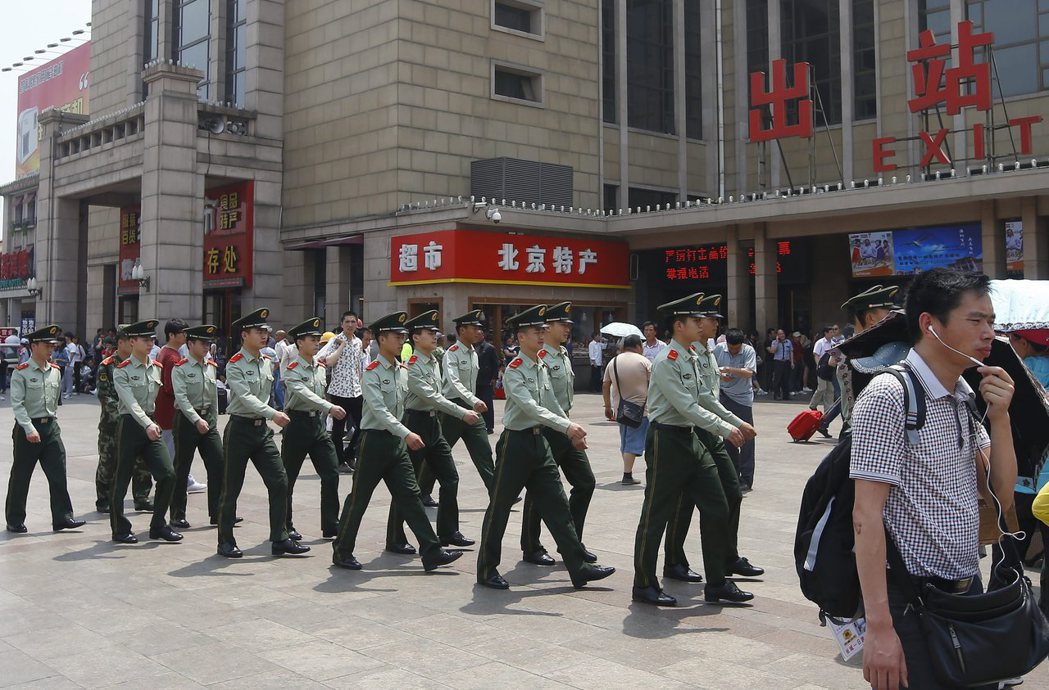 北京地鐵站外巡邏的公安。 圖／歐新社　